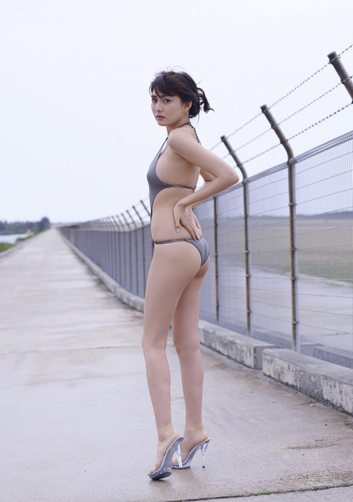 岩崎名美の過去の水着グラビアエロ画像