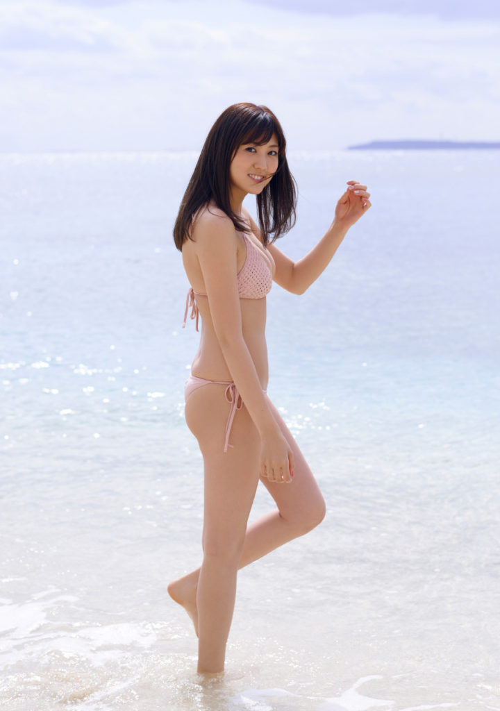 岩崎名美の過去の水着グラビアエロ画像