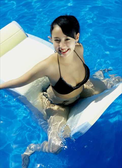 沢尻エリカの若かりし頃の水着グラビア画像30