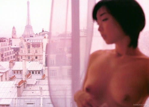 川上麻衣子の窓際での上裸ヌード画像