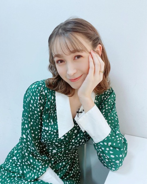 藤井サチのSNS自画撮り写真エロ画像022