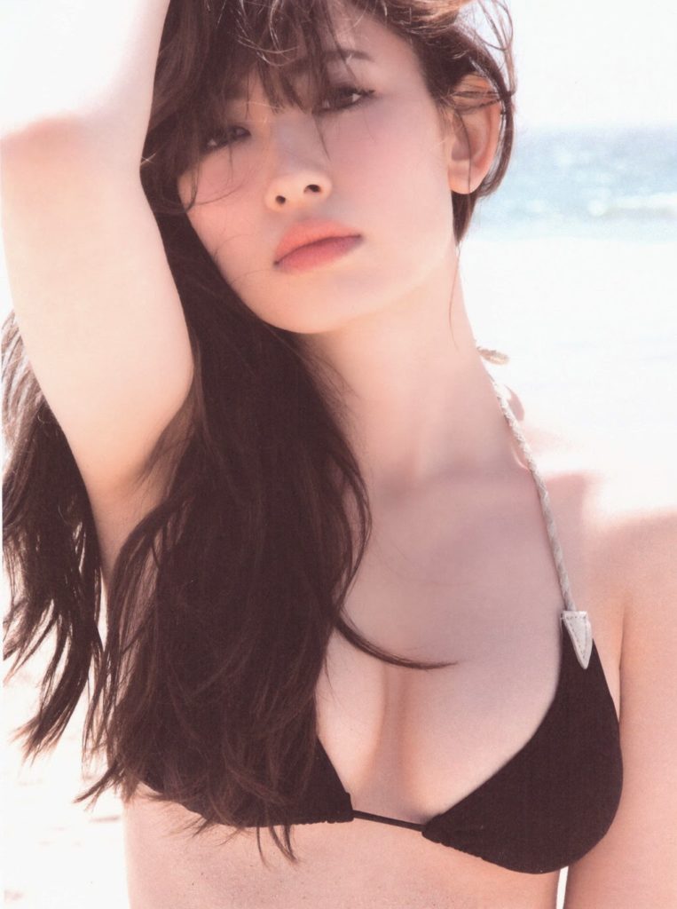 小嶋陽菜のラストグラビアエロ画像12